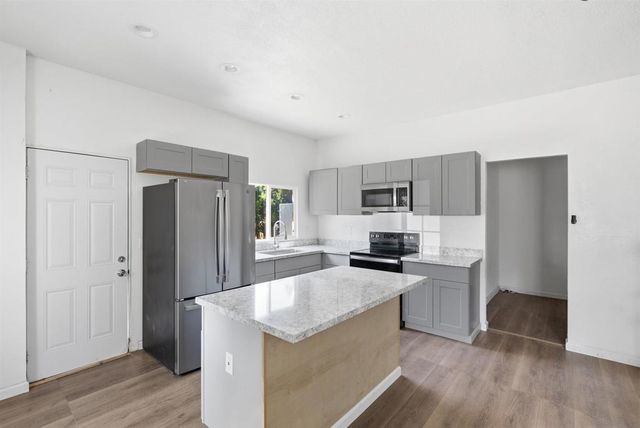 8130 Royal Park, El Cajon, CA 92021