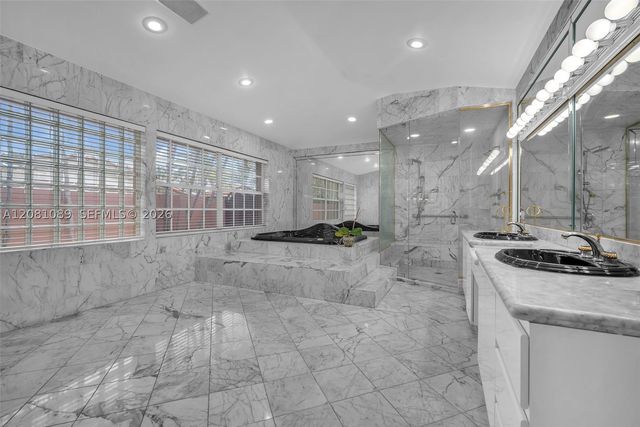10485 NW 132nd St, Hialeah Gardens, FL 33018