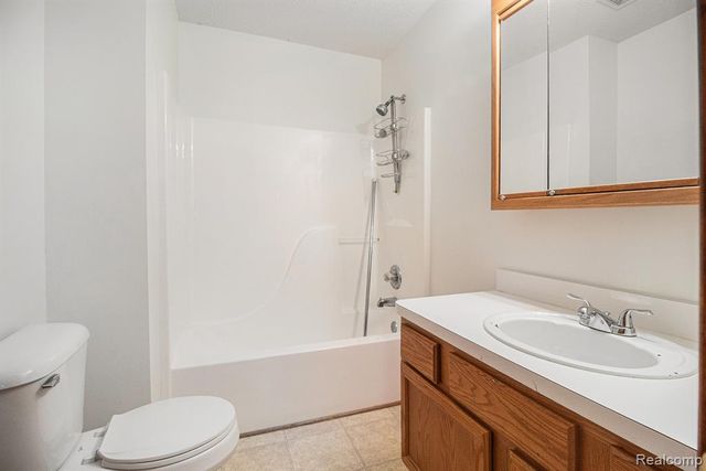 2536 Eagles Circle 8, Ypsilanti, MI 48197