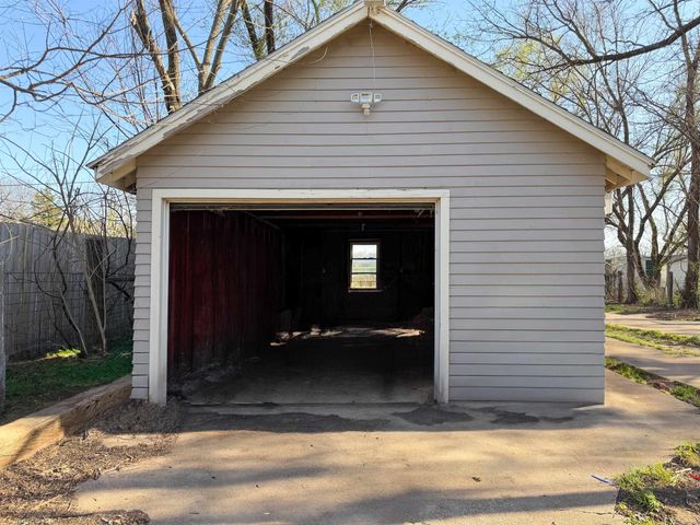 509 W 13th Ave, Winfield, KS 67156