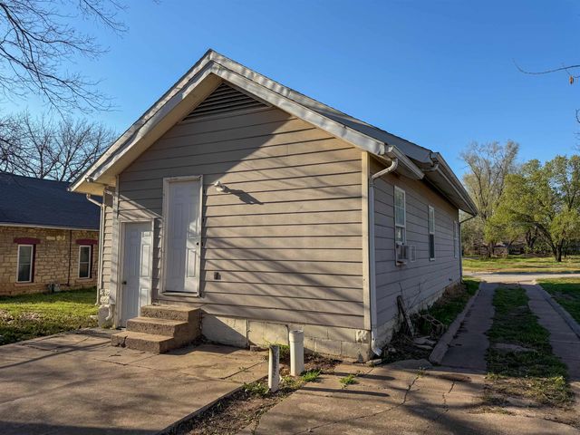 509 W 13th Ave, Winfield, KS 67156