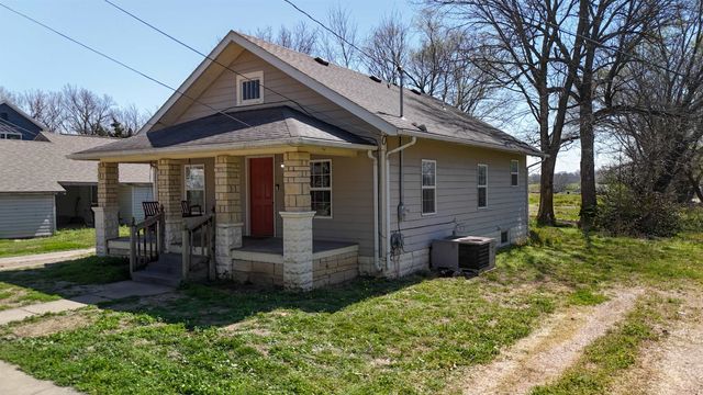 509 W 13th Ave, Winfield, KS 67156