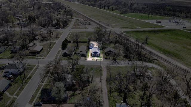 509 W 13th Ave, Winfield, KS 67156