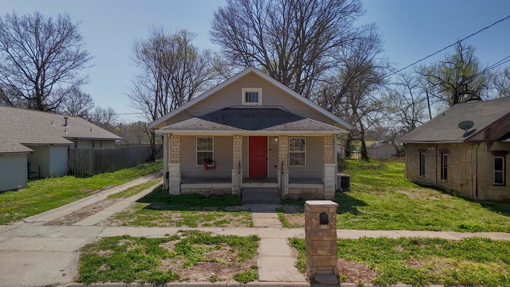 509 W 13th Ave, Winfield, KS 67156