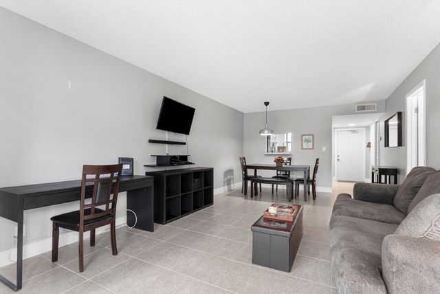 9700 SUNRISE LAKES Boulevard 101, Sunrise, FL 33322