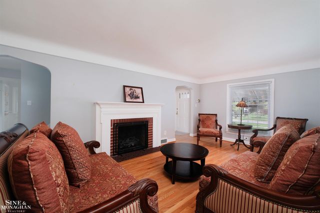 901 Lincoln Rd Road, Grosse Pointe, MI 48230
