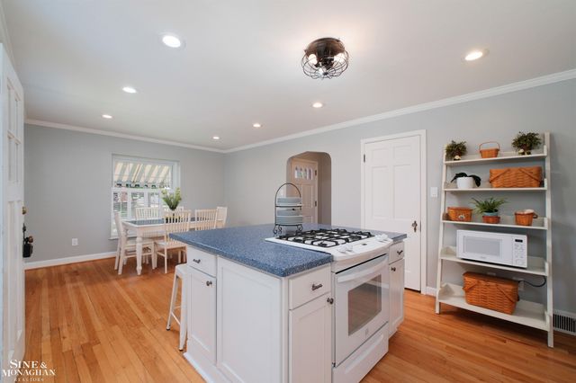 901 Lincoln Rd Road, Grosse Pointe, MI 48230