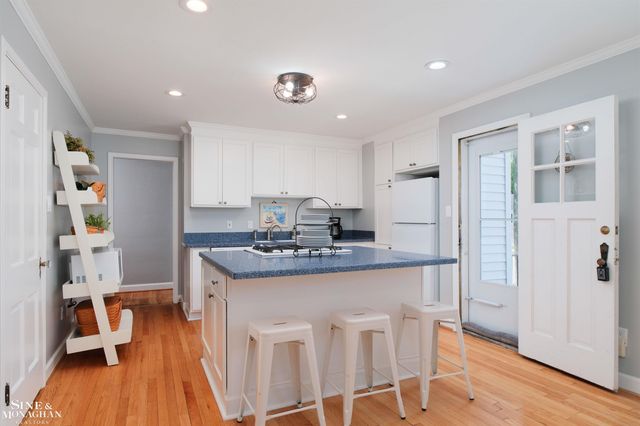 901 Lincoln Rd Road, Grosse Pointe, MI 48230