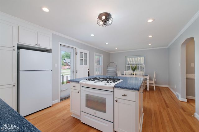 901 Lincoln Rd Road, Grosse Pointe, MI 48230