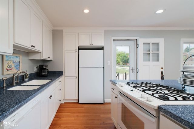 901 Lincoln Rd Road, Grosse Pointe, MI 48230