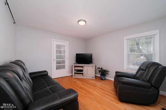 901 Lincoln Rd Road, Grosse Pointe, MI 48230