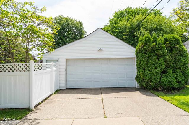 901 Lincoln Rd Road, Grosse Pointe, MI 48230