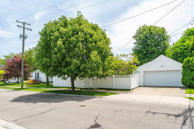 901 Lincoln Rd Road, Grosse Pointe, MI 48230