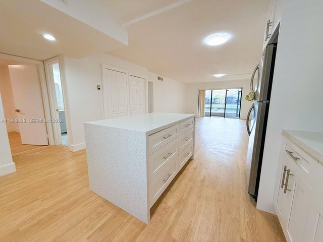 440 S Lake view dr 102, Fort Lauderdale, FL 33326