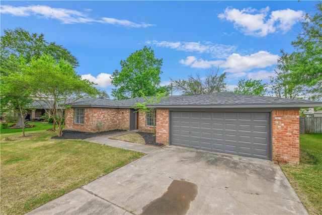 2906 Woodmeadow Drive, Bryan, TX 77802