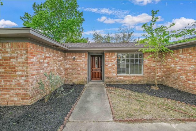 2906 Woodmeadow Drive, Bryan, TX 77802