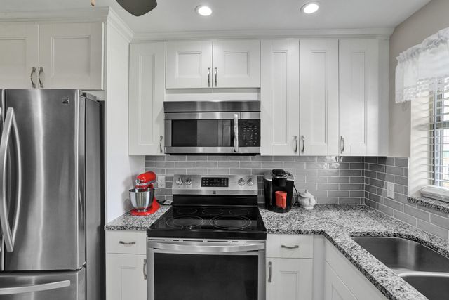 810 SE 7TH Street 207, Deerfield Beach, FL 33441