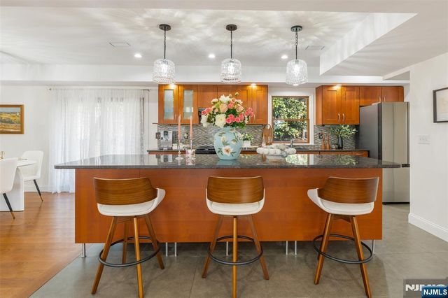 8 Dean Court, Rutherford, NJ 07070