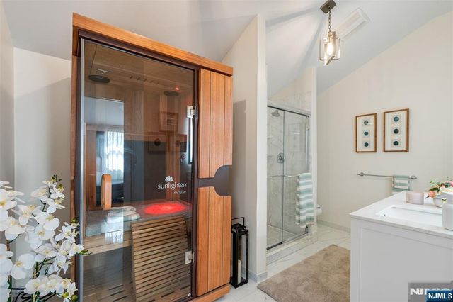 8 Dean Court, Rutherford, NJ 07070