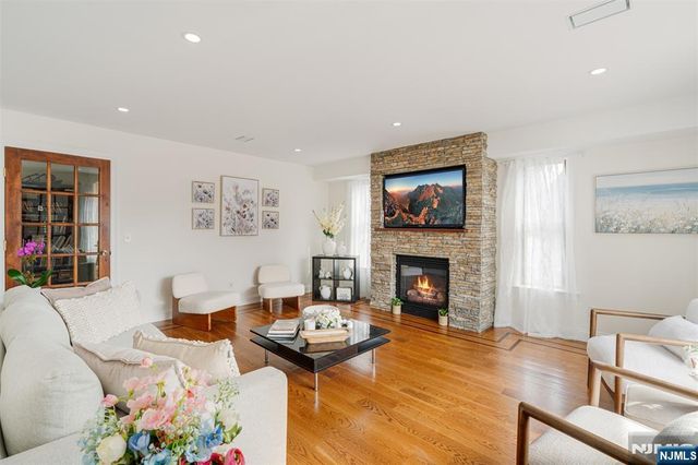 8 Dean Court, Rutherford, NJ 07070