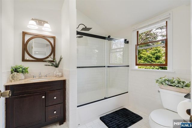 8 Dean Court, Rutherford, NJ 07070