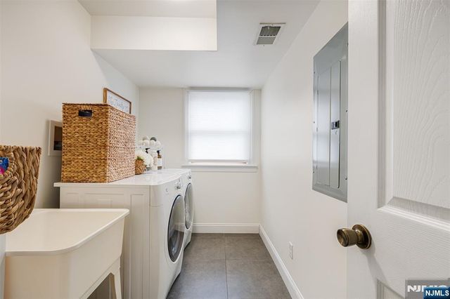 8 Dean Court, Rutherford, NJ 07070