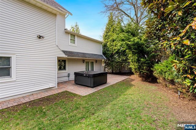 8 Dean Court, Rutherford, NJ 07070