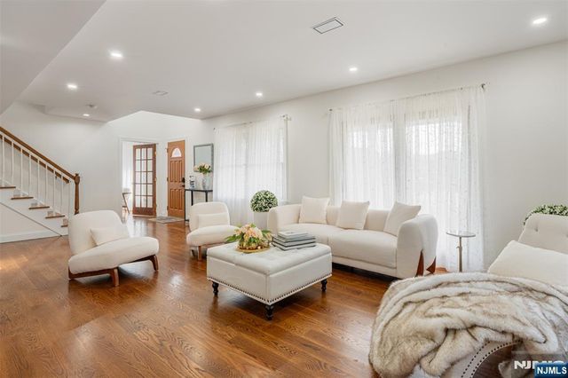 8 Dean Court, Rutherford, NJ 07070