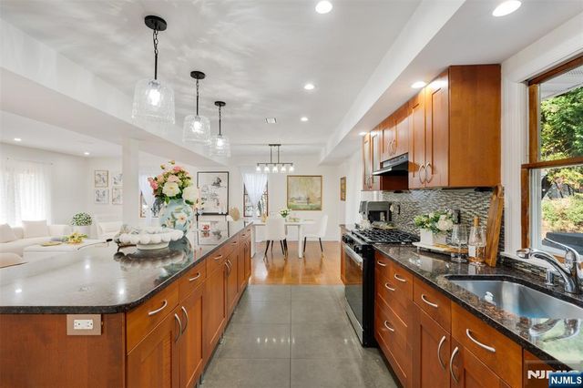 8 Dean Court, Rutherford, NJ 07070