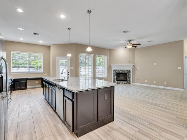 375 Westlake Terrace Drive, Conroe, TX 77304