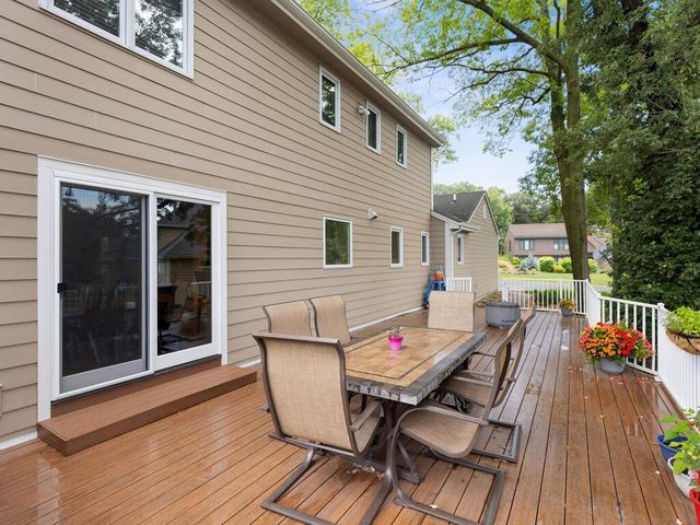 8017 Tierneys Woods Curve, Bloomington, MN 55438
