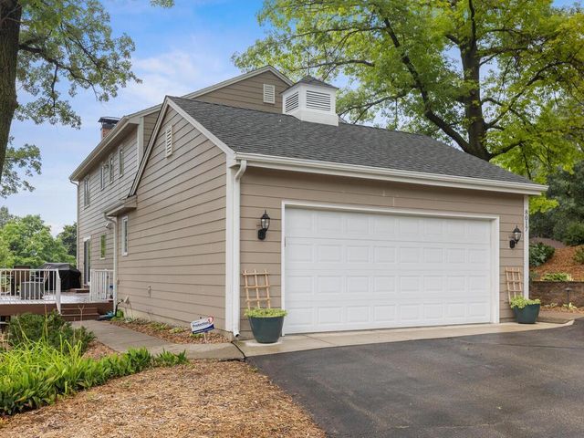 8017 Tierneys Woods Curve, Bloomington, MN 55438