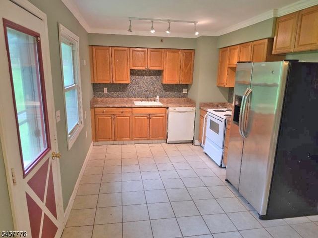 7 Jeanette Ln, Holland Twp., NJ 08848