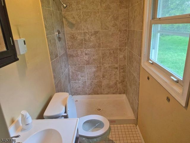 7 Jeanette Ln, Holland Twp., NJ 08848