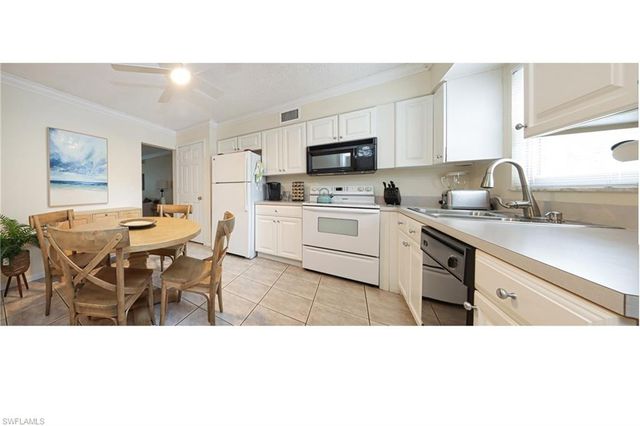 940 3rd ST S 101, Naples, FL 34102