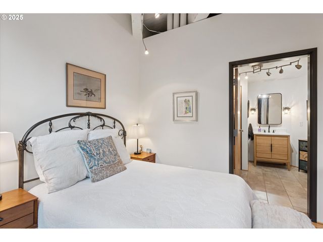 1420 Nw LOVEJOY St 320, Portland, OR 97209