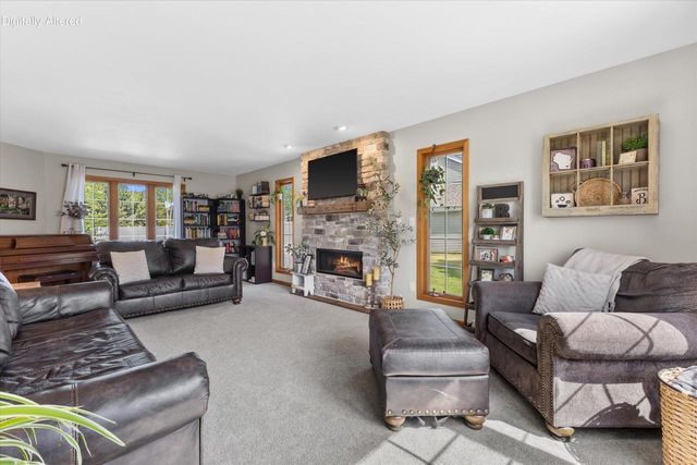 602 Woodland CIRCLE, Waterford, WI 53185