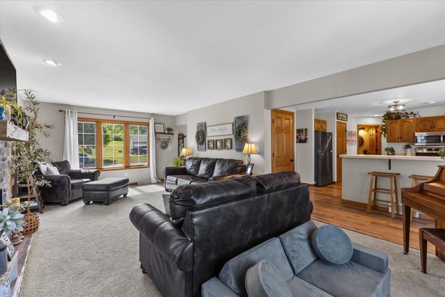 602 Woodland CIRCLE, Waterford, WI 53185