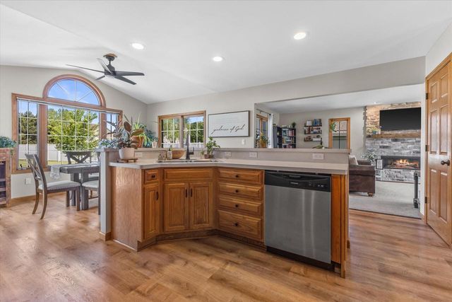 602 Woodland CIRCLE, Waterford, WI 53185