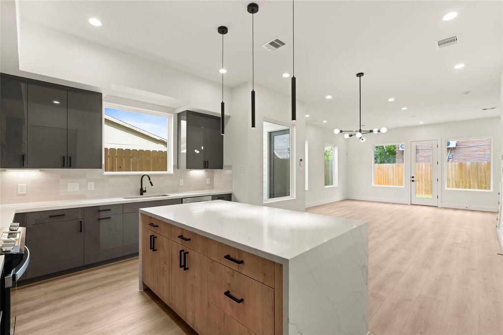 2717 Sampson Street, Houston, TX 77004