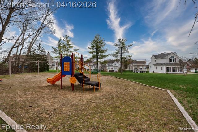 76 Carriage Lane Court Court, Oxford, MI 48371