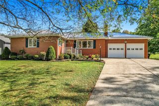 3275 Beechwood Drive, Hubbard, OH 44425