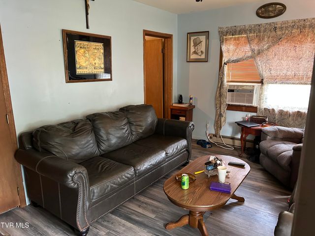 147 Gilmore Street, Clinchco, VA 24226