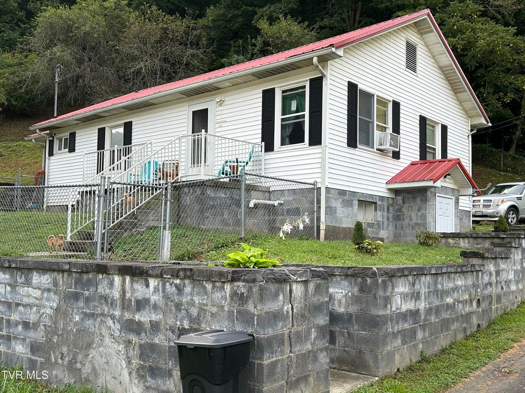 147 Gilmore Street, Clinchco, VA 24226