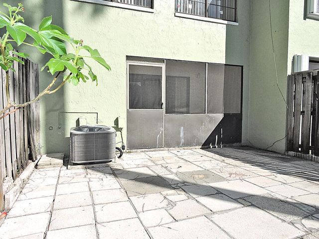 5040 Society Place E E, West Palm Beach, FL 33415