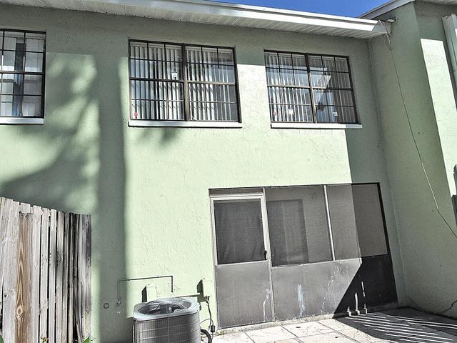 5040 Society Place E E, West Palm Beach, FL 33415