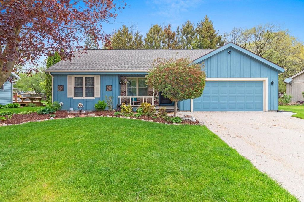 3718 Shepherd LANE, Manitowoc, WI 54220