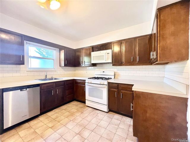 4 Ashwood Road A, Port Washington, NY 11050