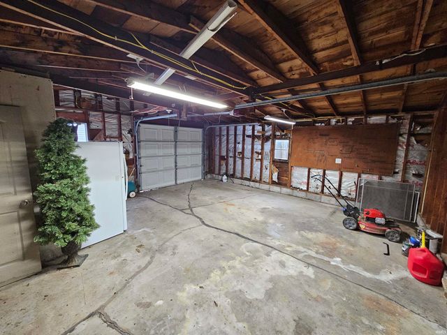813 W 4th Street, Bicknell, IN 47512