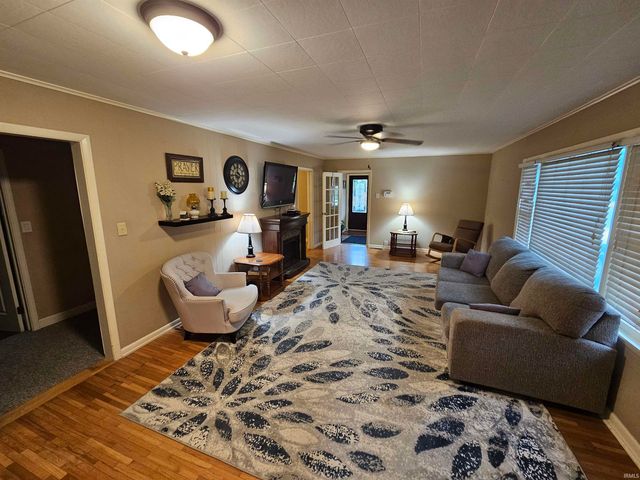813 W 4th Street, Bicknell, IN 47512